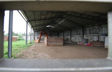 Alat berat dan tongkang yang ditahan warga hingga kini masih tersimpan di salah satu gudang di Desa Cipayung, Kecamatan Cikarang Timur.