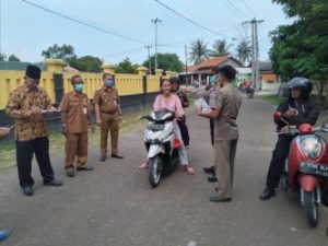 Sosialisasi penerapan PSBB dan pembagian masker di halaman Kantor Kecamatan Muaragembong, Senin (13/04).