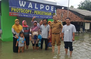 Camat Sukakarya saat menyambangi warga di Kp. Wangkal Desa Sukakarya Kecamatan Sukakarya yang dilanda banjir, Senin (05/02).