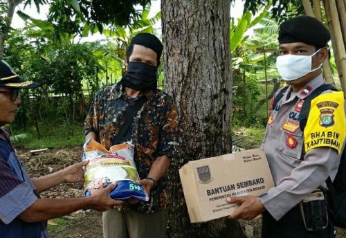 Pendistribusian bansos berupa berupa paket sembako dari Pemerintah Daerah Kabupaten Bekasi kepada warga yang terdampak secara sosial dan ekonomi di wilayah Desa Pantai Bakti, Kecamatan Muaragembong,