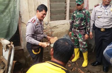 Peletakan batu pertama bedah rumah Hermansyah yang dilakukan oleh Kepala Satuan Binmas AKBP YS Muryono, didampingi tokoh masyarakat sekitar, Jum’at (22/12) pagi.