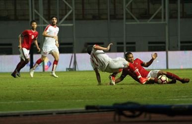 Duel pemain Timnas Indonesia senior dan Suriah U-23 di Stadion Wibawa Mukti, Sabtu (18/11).