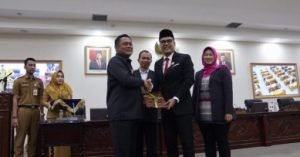 Bupati Bekasi Eka Supria Atmaja menerima draf pokok pikiran pembangunan dari Ketua DPRD Kabupaten Bekasi, Aria Dwi Nugrah | Foto: Humas Pemkab Bekasi