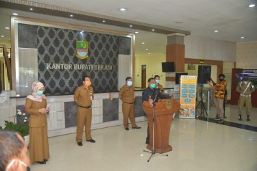 Bupati Bekasi Eka Supria Atmaja saat menggelar konferensi pers di loby Kantor Bupati Bekasi, Senin (13/04) | Foto: Humas Pemkab Bekasi