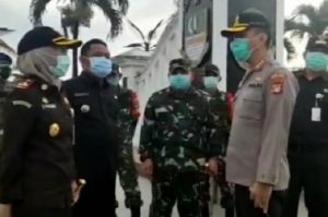 Bupati Bekasi bersama unsur Forum Komunikasi Pimpinan Daerah (Forkopimda) mengkroscek sejumlah persiapan di lokasi check point perbatasan Kabupaten Bekasi - Karawang menjelang diterapkannya Pembatasan Sosial Berskala Besar (PSBB), Selasa (14/04).