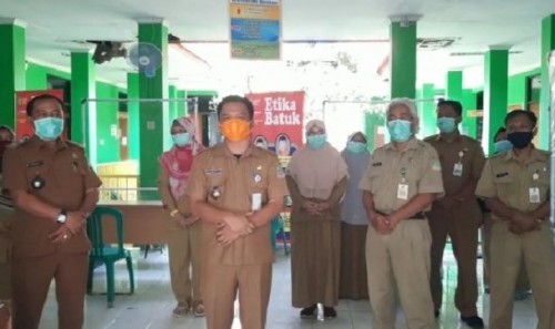 Camat Tambun Selatan Junaefi (tengah) dan Pjs Kepala Desa Mangunjaya Gunawan (kiri) saat berkunjung ke Puskesmas Mangunjaya, Senin (27/04).