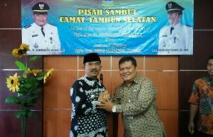 Iman Santoso (kiri) berjabat tangan dengan Jaoharul Alam (kanan) di acara Serah Terima Jabatan (Sertijab) Camat Tambun Selatan pada Jum’at (08/12) pagi