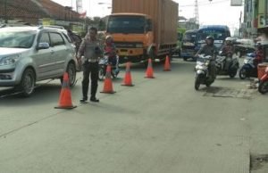 Rekayasa lalu lintas yang dibuat oleh Unit Dikyasa Sat Lantas Polres Metro Bekasi di depan underpass Tambun untuk mengantisipasi kemacetan yang disebabkan angkutan umum yang menunggu dan menaik-turunkan penumpang