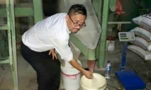 Anggota DPR RI Daeng Muhammad saat mengecek kualitas beras yang akan didistribusikan kepada warga terdampak COVID-19 di Kabupaten Bekasi.