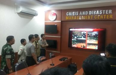 Daeng Muhammad didampingi Kapolda Metro Jaya, Irjen Pol Idham Aziz dan Kapolres Metro Bekasi, Kombespol Asep Adi Saputra saat meninjau gedung Crisis And Disaster Management Center (CDMC) di Mapolres Metro Bekasi, Kamis (23/11) pagi.