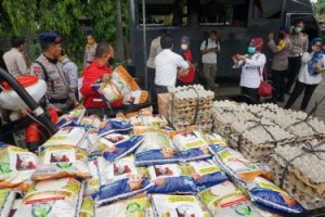 Penidstribusian paket sembako untuk mensuplai kebutuhan dapur umum di Gedung Juang, Kecamatan Tambun Selatan, Rabu (15/04) | Foto: Humas Pemkab Bekasi