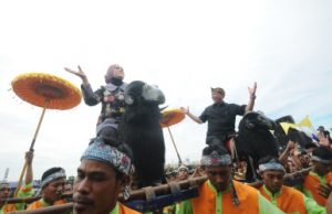 Wakil Gubernur Jawa Barat, Deddy Mizwar didampingi istri, Giselawati Wiranegara saat menghadiri pembukaan Jambore Desa (Jade) 2017 Tingkat Provinsi Jawa Barat, Senin (11/12) pagi.