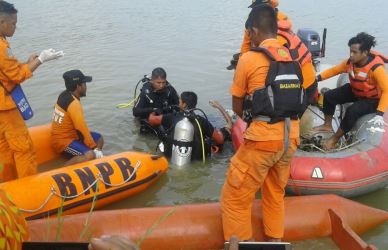 Proses evakuasi jenazah korban tenggelam oleh Tim SAR Gabungan di Danau Danau Perum Vila Indah Pulo Timaha yang berada di Kp. Pulo Timaha RT 07/21 Desa Babelan Kota, Kecamatan Babelan, Senin (18/12) siang sekitar pukul 14.30 WIB.