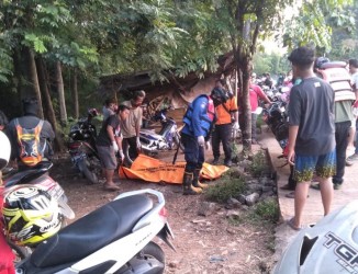 Tim SAR Gabungan saat melakukan evakuasi jasad RH (28) yang ditemukan di Kali Cikarang, Senin (20/04) sore.