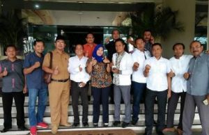 Forum BPD Kabupaten Bekasi foto bersama di depan gedunng Bupati usai melakukan pertemuan dengan Dinas Pemberdayaan Masyarakat dan Desa, Selasa (23/01) siang. | Foto : Zuli Zukifli