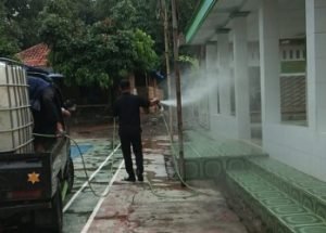 Penyemprotan cairan disinfektan di salah satu rumah ibadah di wilayah Kecamatan Serang Baru, Kamis (02/04).