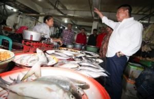 TB Hasanudin saat berdialog dengan pedagang ikan di Pasar Pagi Cirebon, Kamis (18/01) pagi.