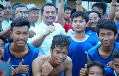 Staf Khusus Menteri Desa, PDT dan Transmigrasi, Syaiful Huda foto bersama dengan pemain, official dan Kepala Desa Tambun, Jaut Sarja Winata di Stadion Mini Tambun, Jum'at (01/12) sore.