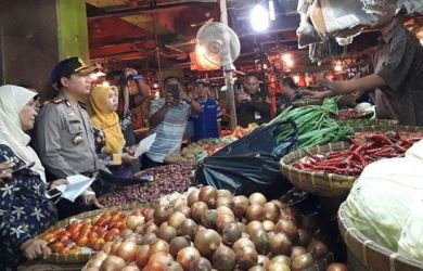 Kapolres Metro Bekasi, Kombespol Candra Sukma Kumara saat memimpin peninjauan harga sembako oleh Satgas Pangan di Pasar Tambun, Sabtu (23/12)
