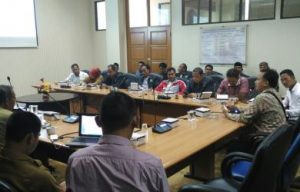 Komisi I DPRD Kabupaten Bekasi bersama Dinas Pemberdayaan Masyarakat dan Pemerintahan Desa (DPMPD) dan Forum Badan Permusyawaratan Desa (F-PBD) menggelar pertemuan untuk membahas Peraturan Bupati (Perbup) tentang tata cara pemilihan anggota BPD, Selasa (21/11) siang.