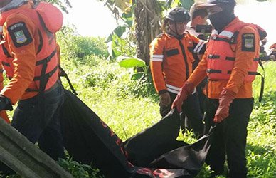 Petugas Tim SAR Gabungan saat mengevakuasi korban yang terseret arus sungai Kalimalang, Sabtu (23/12).