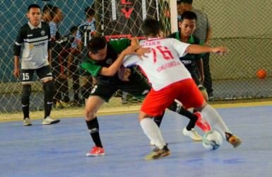 Perebutan bola antara pemain dari SMK Mitra Industri dengan SMA Negeri 1 Setu di Liga Futsal Kabupaten Bekasi 2018 Kategori Pelajar Divisi Satu, Sabtu (13/01) lalu.