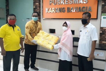 Ketua Fraksi Partai Golkar DPRD Kabupaten Bekasi, Asep Surya Atmaja, usai menyerahkan bantuan 1000 masker untuk tenaga medis di Puskesmas Karangbahagia, Rabu (22/04).