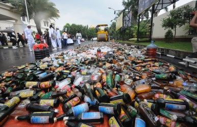 Wakil Kepala Polres Metro Bekasi, AKBP Luthfie Sulistiawan menjelaskan ada sekitar 11 ribu botol minuman keras dan 15 ribu butir petasan yang dimusnahkan.