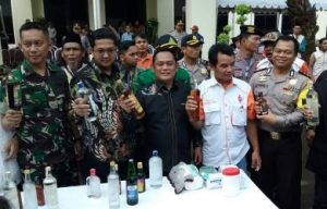 Wakil Bupati Bekasi, Eka Supria Atmaja (tengah) didampingi Ketua DPRD Kabupaten Bekasi, Wakapolrestro Bekasi dan Dandim 0509 Kabupaten Bekasi di acara pemusnahan Miras dan Petasan hasil Operasi Lilin Jaya 2017 di Mapolres Metro Bekasi, Minggu (31/12) lalu.