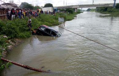 Mobil Honda Stream bernomor polisi B 8153 KS yang tercebur ke sungai kalimalang saat tengah dievakuasi oleh warga setempat, Jum'at (22/12) siang