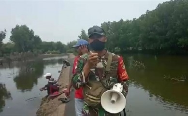 Petugas gabungan saat melakukan patroli wilayah dan menghimbau pemancing untuk pulang ke rumah masing-masing di wilayah Kecamatan Muaragembong, Jum'at (10/04).