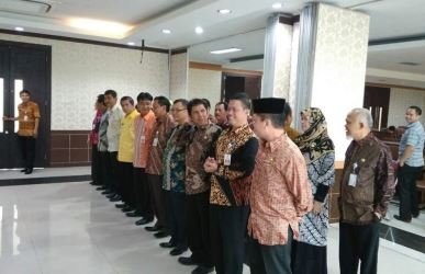 Sejumlah pejabat eselon II yang menduduki jabatan Kepala Satuan Kerja Perangkat Daerah (SKPD) di lingkungan Pemerintah Kabupaten Bekasi saat menerima 'Kado' mutasi dan rotasi di penghujung tahun 2017 lalu.