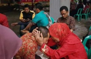 Mimi Binti Adih (55) saat mengadukan nasibnya kepada anggota Komisi IV DPRD Kabupaten Bekasi, Nyumarno, Rabu (17/01) malam.