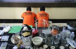 Dua dari tujuh tersangka yang diamankan Sat Narkoba Polres Metro Bekasi saat gelar perkara di Mapolres Metro Bekasi, Jum'at (29/12) siang.