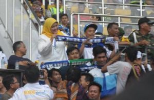 Bupati Bekasi, Neneng Hasanah Yasin foto bersama pendukung Persib Bandung di Stadion Wibawa Mukti beberapa waktu lalu.