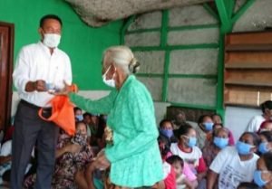 Pembagian bantuan berupa beras dan masker kepada warga Kampung Pemulung yang terdampak COVID-19 di Desa Kalijaya, Kecamatan Cikarang Barat, Rabu (22/04).