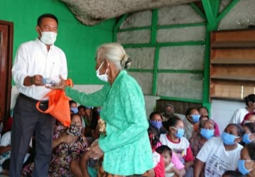 Pembagian bantuan berupa beras dan masker kepada warga Kampung Pemulung yang terdampak COVID-19 di Desa Kalijaya, Kecamatan Cikarang Barat, Rabu (22/04).