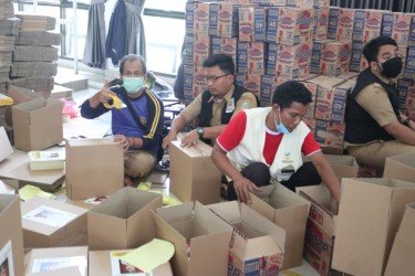 Proses packing bantuan dari Pemerintah Kabupaten Bekasi untuk warga terdampak COVID-19, Senin (20/04).