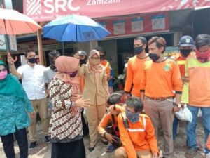 Ketua Tim Penggerakan PKK Kabupaten Bekasi, Hj. Kholillah Supria Atmaja saat memberikan semangat kepada Pasukan Orange yang bertugas di Jalan RE Martadinata, Desa Cikarang Kota, Kecamatan Cikarang Utara, Selasa (14/04) pagi.