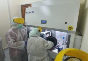 Proses penyesuaian dan training penggunaan alat tes Polymerase Chain Reaction (PCR) di Unit Pelaksana Teknis Dinas Daerah (UPTD) Laboratorium Kesehatan Daerah (Labkesda) Kabupaten Bekasi | Foto: Humas Pemkab Bekasi