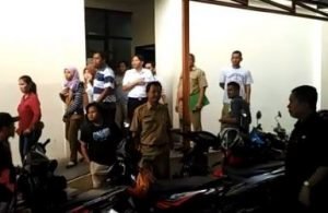 Guncangan gempa yang berlangsung lebih dari 1 menit itu membuat mayoritas pegawai di Disdukcapil Kabupaten Bekasi menyelamatkan diri keluar gedung. Tampak salah seorang diantaranya adalah Sekretaris Disdukcapil Kabupaten Bekasi, Ade Ismail, Selasa (23/01).