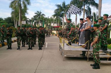 Kasdam Jaya didampingi Wakil Bupati Bekasi Eka Supria Atmaja bersama-sama dengan Danrem 051/WKT dan Kapolres Metro Bekasi mengibarkan bendera start, sebagai tanda diberangkatkannya pasukan Peleton Beranting etape pertama yang berangkat dari lapangan plaza Pemda Kabupaten Bekasi menuju Kota Depok, Sabtu (17/12) pagi.