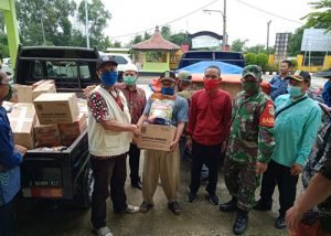 Serah terima bansos Pemkab Bekasi dari Pemerintah Desa Kepada Ketua RT untuk dibagikan kepada masyarakat di Desa Sukamukti, Kecamatan Bojongmangu, Kamis (30/04).