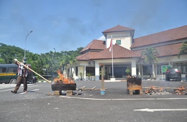 Proses pemusnahan barang bukti bukti narkoba yang di lakukan di halaman Kejari Kabupaten Bekasi, Rabu (06/12).