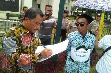 Wakil Ketua DPRD Kabupaten Bekasi, Daris saat menandatangi surat pernyataan persetujuan Tritura yang dibawa oleh peserta aksi, Kamis (01/02) siang.