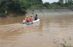 Tim SAR Gabungan saat melakukan upaya pencarian korban hilang diduga tenggelam di Kali Cikarang, Senin (20/04) siang.