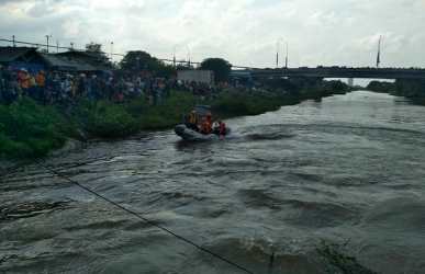 Proses pencarian Rama (5) bocah yang diduga terseret arus sungai Kalimalang oleh Tim SAR gabungan di Sungai Kalimalang, Jum'at (22/12) sore.