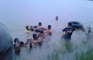 Proses pencarian korban tenggelam di danau perumahan Vila Indah Pulo Timaha, Kp. Pulo Timaha Desa Babelan Kota Kecamatan Babelan, Senin (18/12) pagi.
