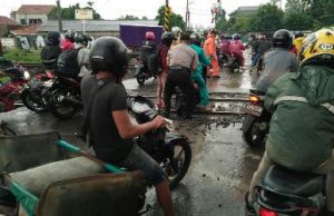 Kondisi lalu lintas di perlintasan kereta api di Jalan Gatot Subroto, Desa Karang Asih Kecematan Cikarang Utara, Sabtu (03/02) pagi.