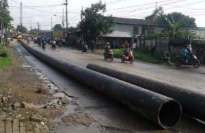 Pipa berdiamater 670 mm milik PDAM Tirta Bhagasasi yang siap dipasang di Jl. Raya Cikarang - Cibarusah untuk memasok kebutuhan air bersih bagi 96 ribu calon pelanggan baru yang ada di Kecamatan Cikarang Selatan dan Cibarusah.